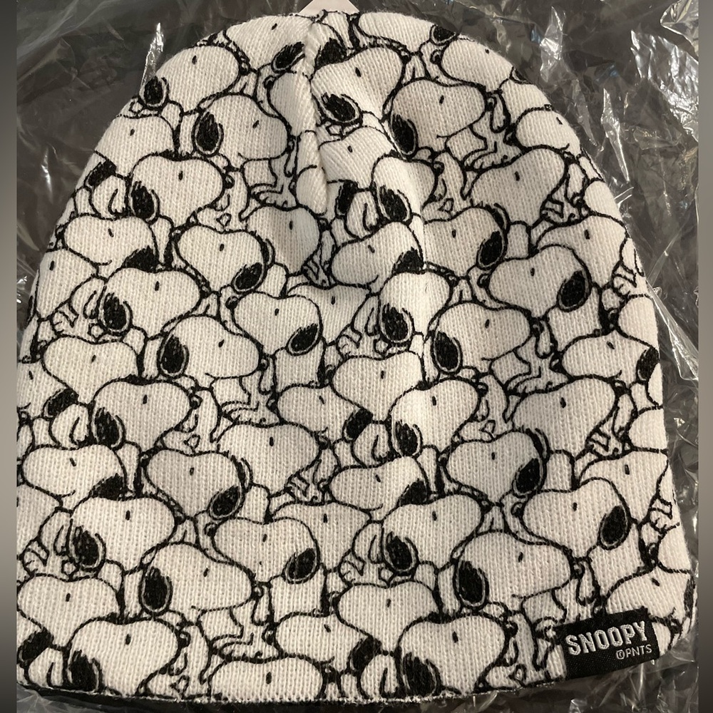 NWT reservable Snoopy beanie- PEANUTS/Snoopy